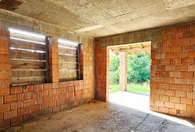 Proprietate la rosu, situata la 15 km de oras - 4