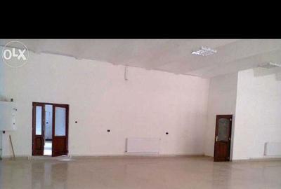 Spațiu comercial, de 350 mp, în Central - 3