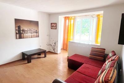 Apartament cu 3 camere semidecomandat, mobilat în Central