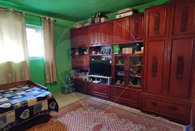 Casa cu 4 camere si teren de vanzare in com. Husasau de...