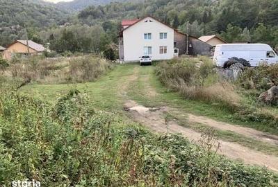 Teren de 2130 mp, în Siriu