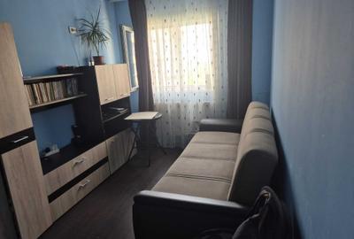 Apartament cu 3 camere semidecomandat în Colentina