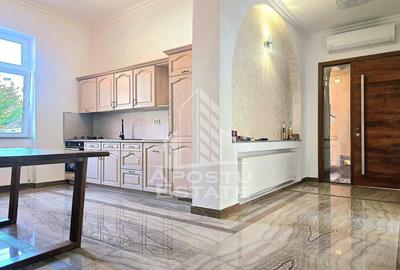 Spațiu comercial, de 240 mp, în Central