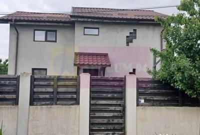 Casă cu 4 camere cu Teren 500 Mp în Săbăreni