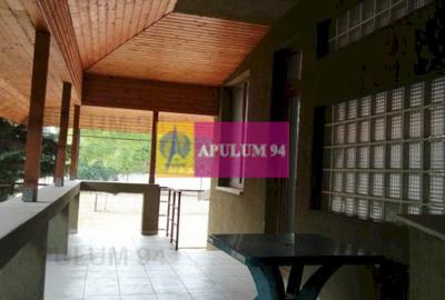 Casă cu 5 camere cu Canalizare în Central