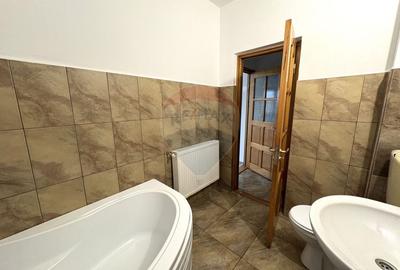 Casă / Vilă cu 5 camere de închiriat în zona Palazu Mare - 15