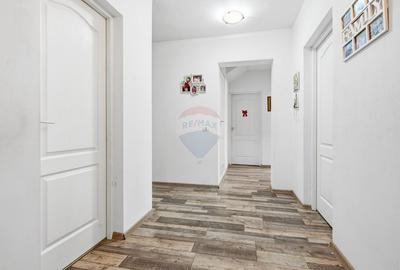 Casă cu 5 camere cu Teren 750 Mp în Orzeni - 2