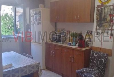 Apartament cu 3 camere semidecomandat în Lipovei