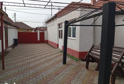 Casă cu 6 camere cu Teren 843 Mp în Livada