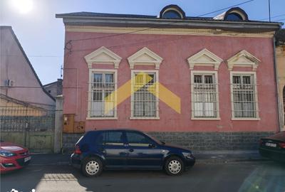 Casă cu 6 camere cu Canalizare în Central - 4