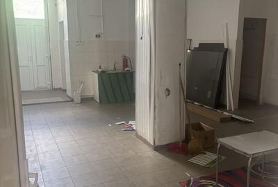 Spațiu comercial, de 90 mp, în Central - 3