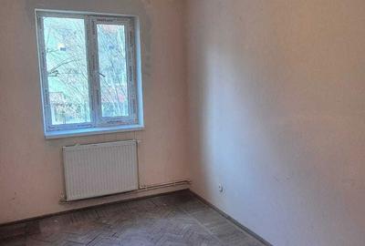 Apartament cu 3 camere semidecomandat în Central - 1