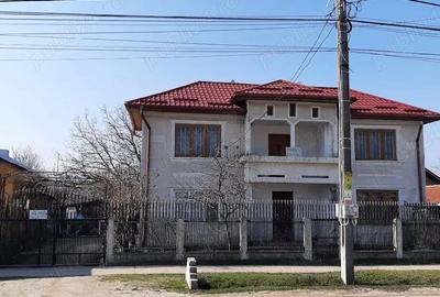 Casă cu Teren 1920 Mp în Central - 1