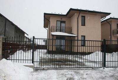 Casă cu 4 camere în Valea Adâncă