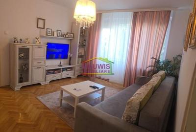 Vand apartament trei camere pe bulevardul Iancu de Hunedoara.
