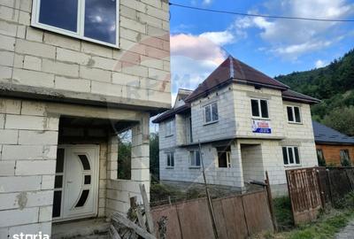 Casă cu 7 camere cu Teren 3650 Mp în Central - 3