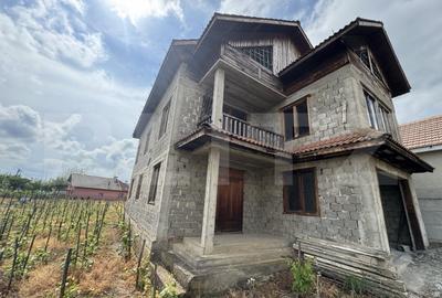 Casă individuală cu 4 camere cu Teren 1842 Mp în Central - 1