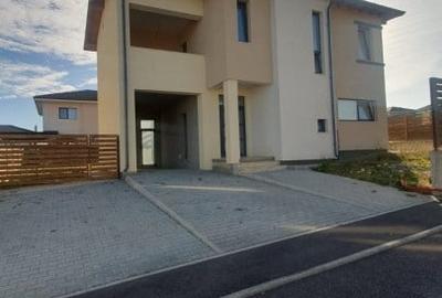 Casa individuala de inchiriat in Dezmir, strada privata