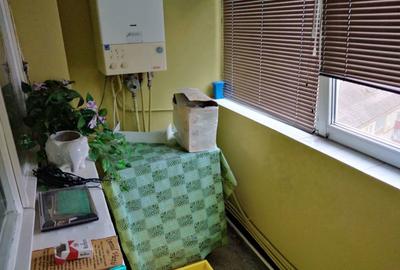 Apartament cu 3 camere semidecomandat în Micro I - 1