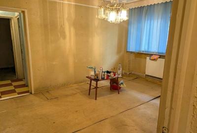 Apartament cu 3 camere semidecomandat, mobilat în Radu Negru