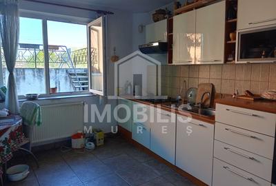 Casa cu 2 corpuri de cladire | zona 7 Noiembrie - 10