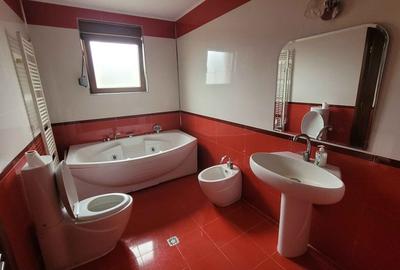 Imobil cu 3 case:C1 -3 nivele;C2-2nivele;C4-1 nivel;C3;C5;Piscina;Foisor - 3