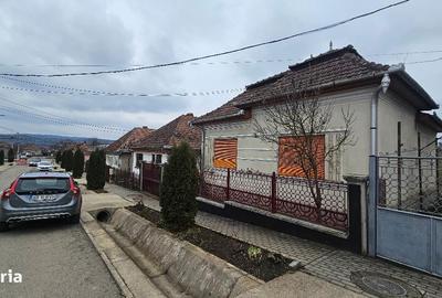 Casă cu 3 camere cu Teren 700 Mp în Central - 1