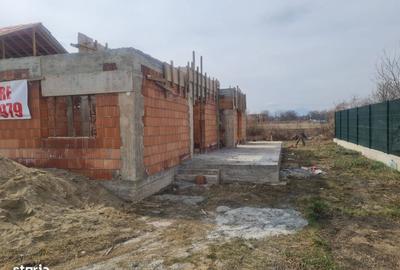 Casă cu 5 camere cu Teren 500 Mp în Stupini