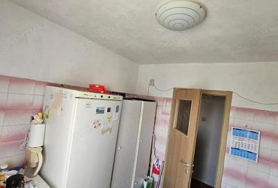 Apartament cu 3 camere semidecomandat în Cina