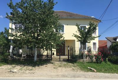 Casă cu 4 camere cu Teren 500 Mp în Central - 1