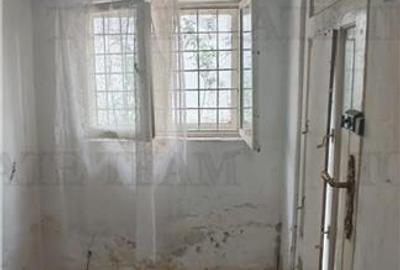 Casa cu 3 camere, garaj si 325mp teren, demolabila, cu toate utilitatile, in Mil - 16