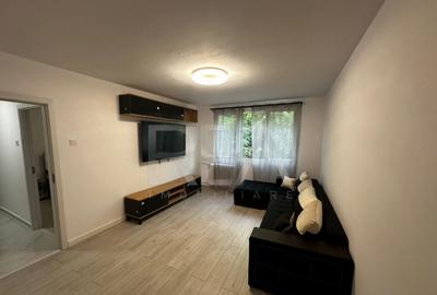Apartament Decomandat Cu 2 Camere , Zona Piata Resita