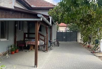 Casă cu 5 camere cu Teren 1000 Mp în Central - 1