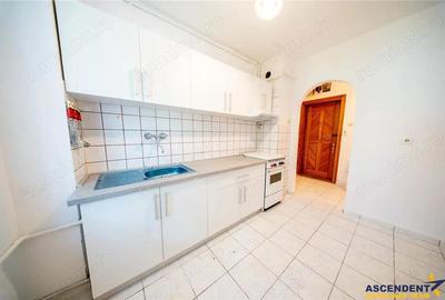 Apartament cu 2 camere semidecomandat, mobilat în Simeria