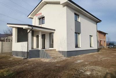 Vand 2 case , invecinate , semifinisate , la intrare in Valea Popii - 5