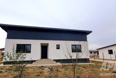 Vanzare casa parter  cu 4 camere Vedere la lac| Crevedia -Strada Caisului - 1