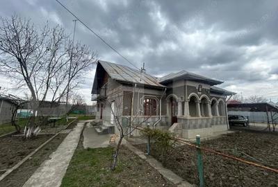 Casă cu 3 camere cu Teren 2700 Mp în Central - 1