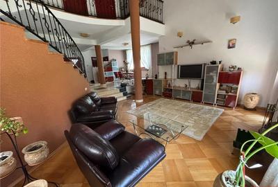 Casă cu 9 camere cu Canalizare în Central - 6