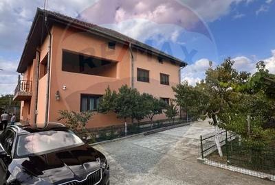 Casa / Vila cu 11 camere de vanzare - 1