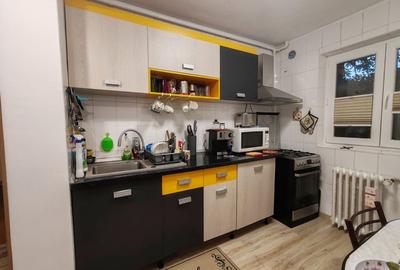 Apartament 4 camere, 2 bai. Blocul este din 1986 parter strada Soldat Croitoru V - 31