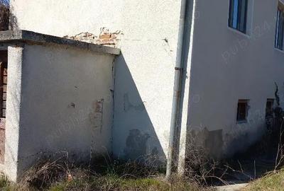 Casă cu Teren 3500 Mp în Central - 1