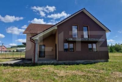 Casă cu 4 camere cu Teren 5600 Mp în Central - 2