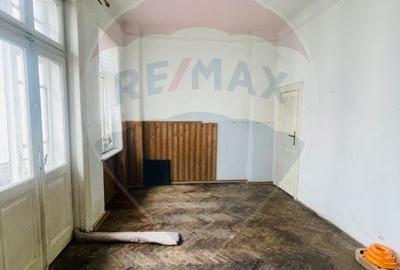 Casă cu 10 camere cu Teren 93 Mp în P-ța Unirii - 2