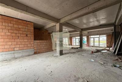 Spatiu comercial 137  mpu 3 intrari si 3 parcari pretabil afacere - 2