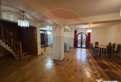 Casă cu 5 camere cu Teren 700 Mp în Grădiște
