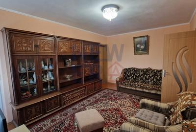 Apartament cu 3 camere semidecomandat, mobilat în Constructorilor - 2