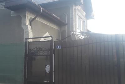 Casa situata  la poalele dealurilor subcarpatice in zona pomicola. - 2