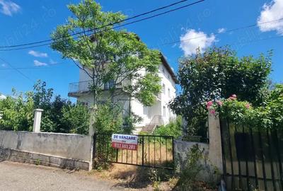 Casă cu 6 camere în Central - 1