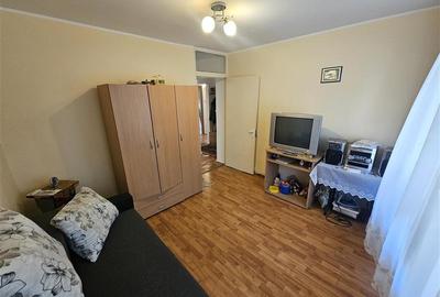 Apartament cu 3 camere decomandat, mobilat în Micro IV - 16