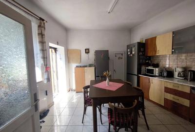 Casă cu 3 camere în Central